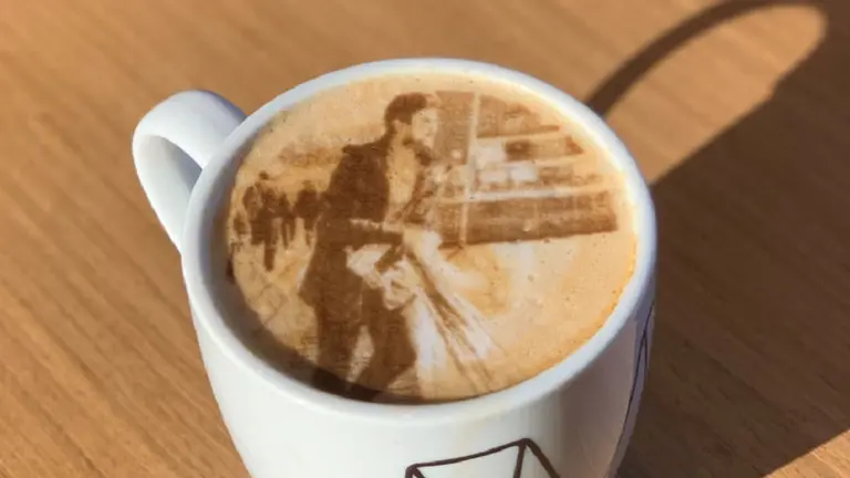Café Martínez incorpora en sus locales una cafetera capaz de imprimir sobre el café: así funciona