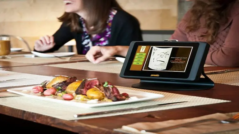 El concepto futurista de la comida: restaurantes inteligentes