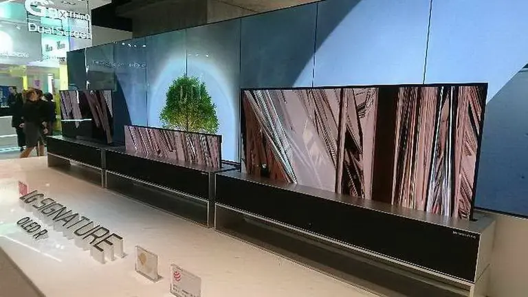 ¿Te gustan las grandes pantallas pero no tenés espacio?: la nueva TV enrollable de LG puede solucionarlo