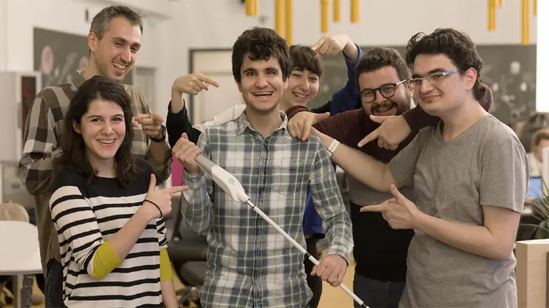 Cómo funciona WeWalk, un bastón "inteligente" para ciegos que tiene GPS y Google Maps