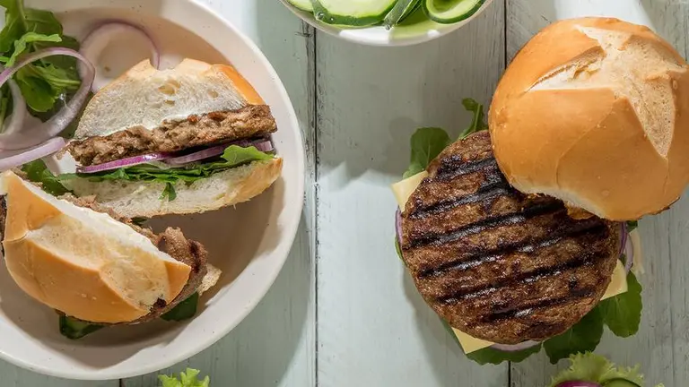 Conocé a los emprendedores que crearon la primera hamburguesa "de carne pero sin carne" de la Argentina