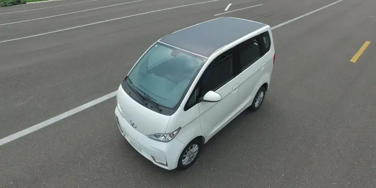 Este auto eléctrico viene con panel solar integrado: conocé cómo es y cuántos días dura una carga