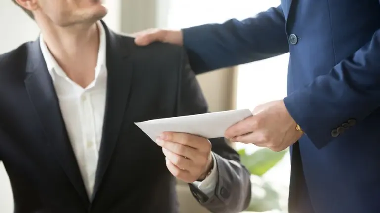 Existe una forma de cobrar una parte de tu sueldo en dólares: ¿qué sectores ya piensan en implementarlo?