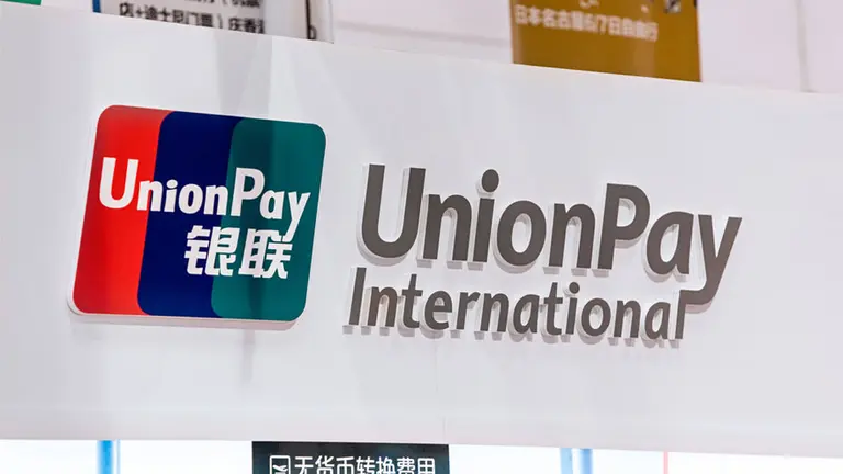 Una tarjeta china amenaza reinado de Mastercard y Visa: UnionPay comienza a operar en Latinoamérica