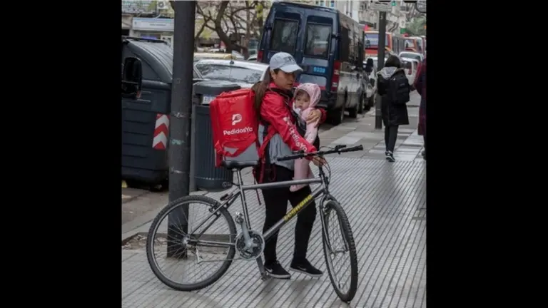 Fake News: ¿cuál es la verdadera historia detrás de la foto de la mamá repartidora de PedidosYa?