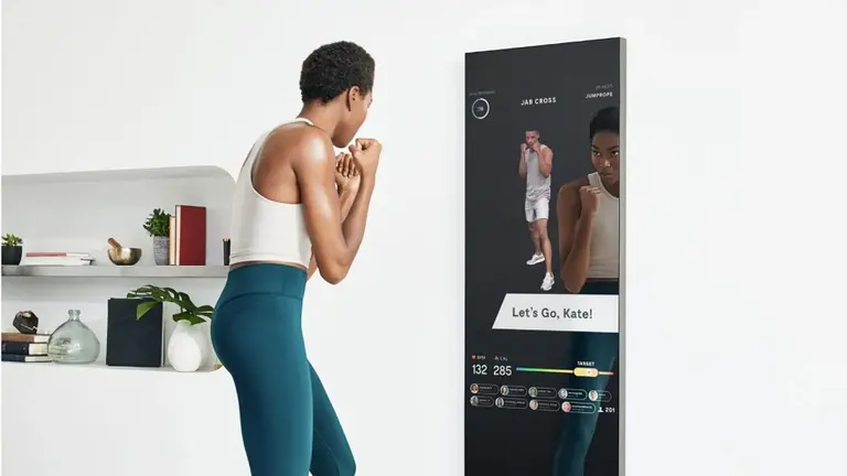 Fitness: así funciona el espejo inteligente que te ejercita sin necesidad de un personal trainer