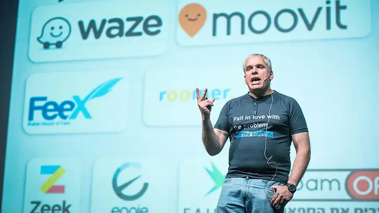 Creó una de las apps más populares y la vendió por millones a Google: hoy sigue yendo en bicicleta al trabajo