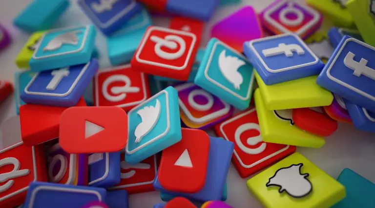 Sorprendente: mirá todas las horas diarias que pasa mucha gente en las redes sociales