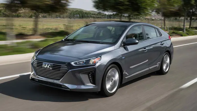 Cómo es el vehículo híbrido Hyundai Ioniq, que llegará a la Argentina en noviembre