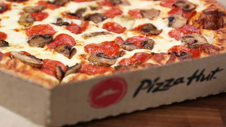 Pizza Hut apuesta a los alimentos 4.0: ofrecerá una salchicha de carne vegetal en sus pizzas