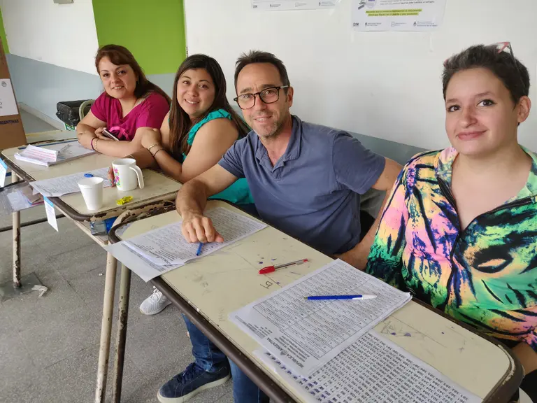 El CEO de Mercado Libre, Marcos Galperín, fiscaliza una mesa en el Conurbano