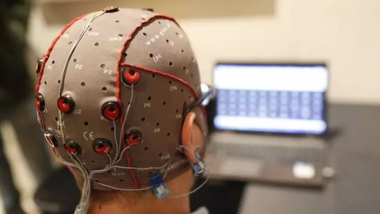 Facebook, Neuralink, y otros, quieren poder leerte la mente: por qué, y qué implica para la privacidad