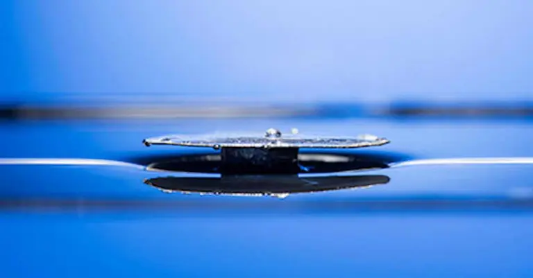 Material revolucionario: diseñaron un metal que tiene la capacidad de no hundirse en el agua