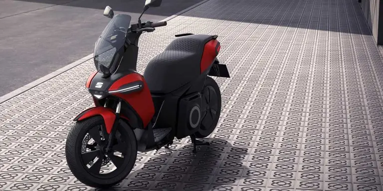 La marca española Seat lanza una moto eléctrica con 15 km de autonomía y batería extraíble