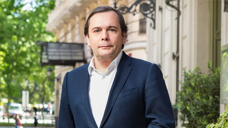 De guía turístico a CEO: conocé la historia del español que dirige la lujosa cadena de hoteles Radisson