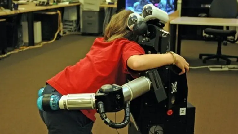 Inteligencia artificial y sentimientos humanos: ¿cómo reaccionar cuando un robot te insulta?