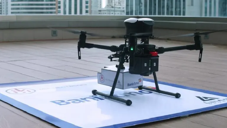 Apuesta aérea: un banco comienza a entregar tarjetas con drones