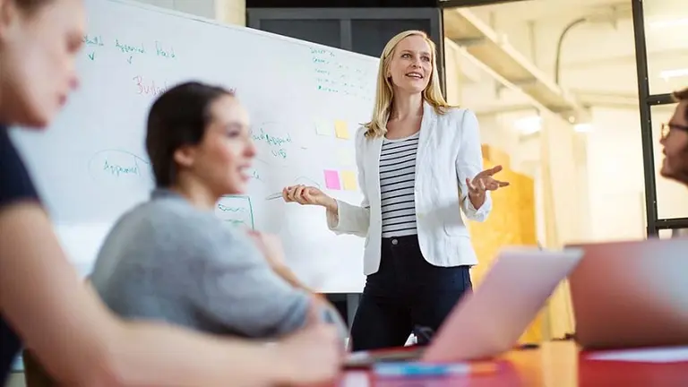 El eCommerce Institute ofrece becas de estudio dirigidas a las mujeres latinoamericanas