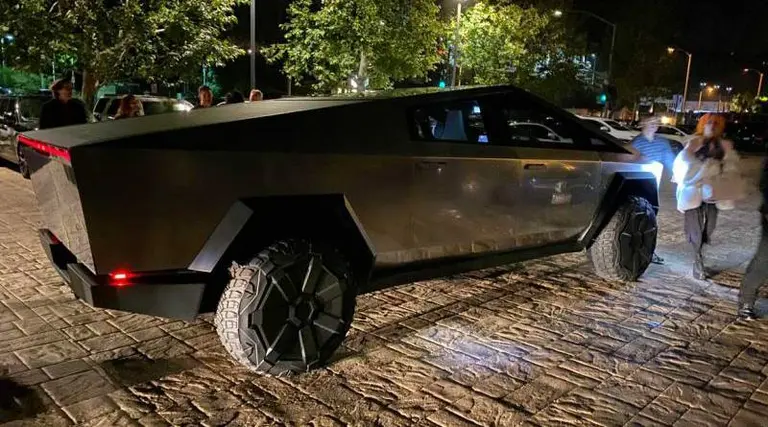 Sorpresa en las calles: Elon Musk condujo el Tesla Cybertruck por Los Ángeles