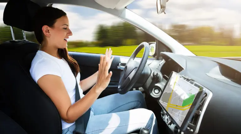 Vehículos inteligentes: presentan un sistema para "manejar" el auto desde el teléfono