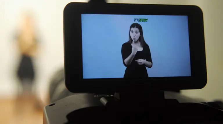 Inclusión digital: crean un sistema de inteligencia artificial que reconoce lenguaje de señas y los "traduce" en audio