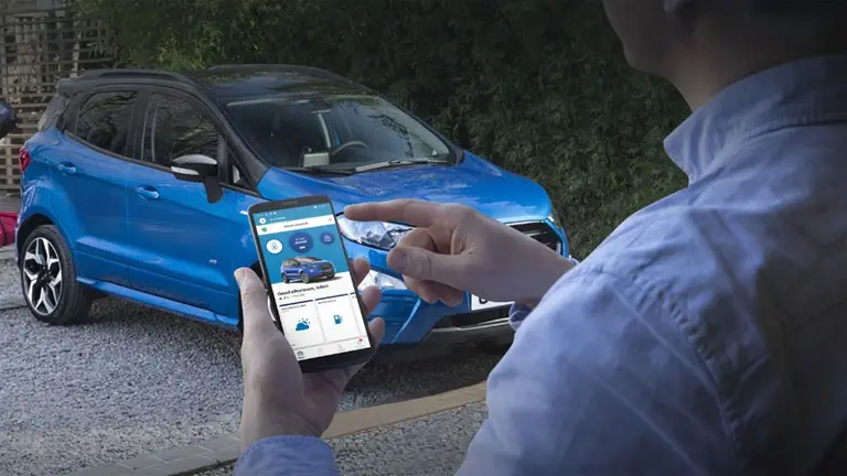 Arrancar el auto, abrirlo, encender el aire, pedir ayuda, todo desde el celu: tres automotrices, tres modelos de app