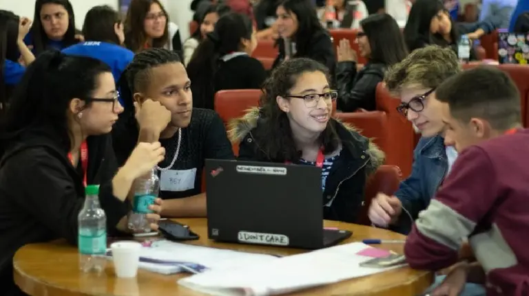 IBM se asocia con una ONG para capacitar a 4.600 estudiantes de América Latina