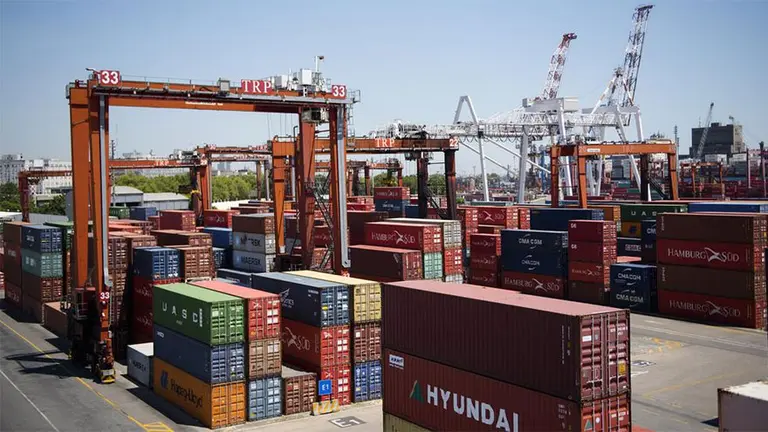 El Gobierno agrega 300 licencias no automáticas de importación: autos y electrónica, entre los afectados