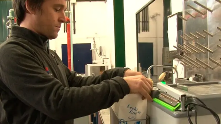 Invento argentino para el mercado lácteo: desarrollan el primer equipo que pasteuriza leche envasada