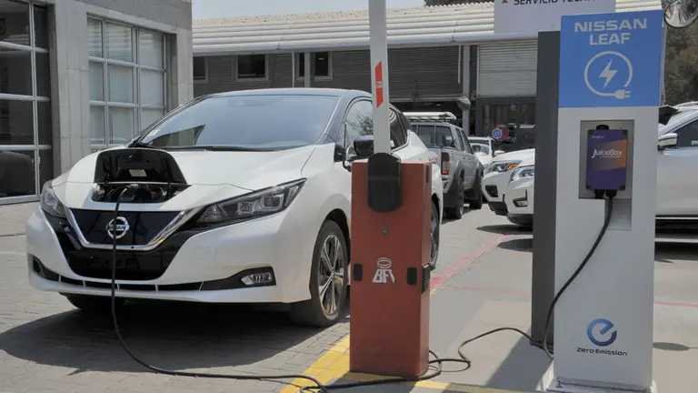 Nissan apuesta a la expansión del Leaf: instala cargadores eléctricos en sus concesionarias de Chile