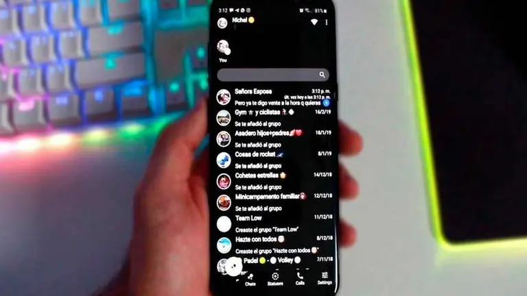 Cómo es  el modo oscuro de WhatsApp en los celular de iPhone