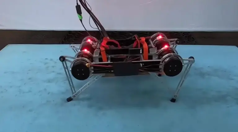 Casi como un bebé: Google desarrolló un robot que puede aprender a andar por sí mismo