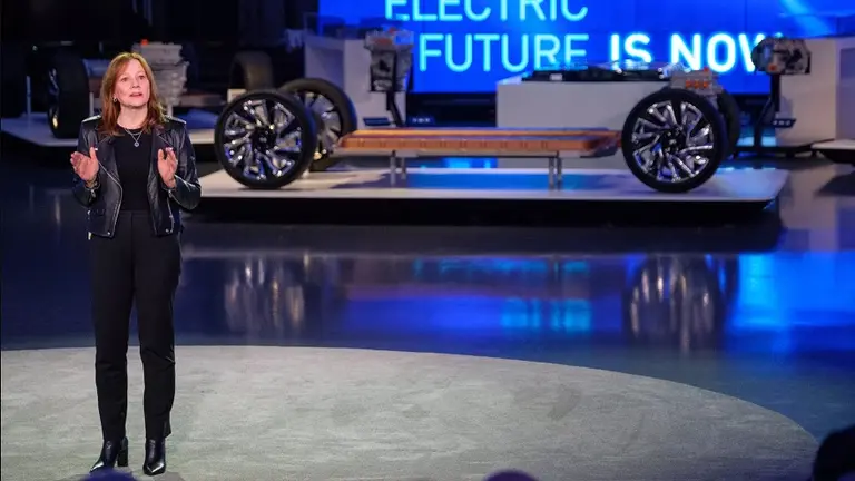 GM presenta su plan para ganarle a Tesla: lanzará decenas de modelos eléctricos y usará sus propias baterías