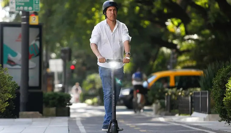 Bicicletas y monopatines eléctricos, boom en Argentina: precios y datos de modelos que ya podés comprar