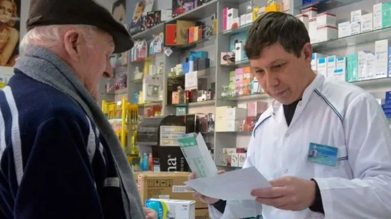 ¿Se vuelve al troquel y la plasticola?: ya no se podrán presentar recetas "digitalizadas" en las farmacias