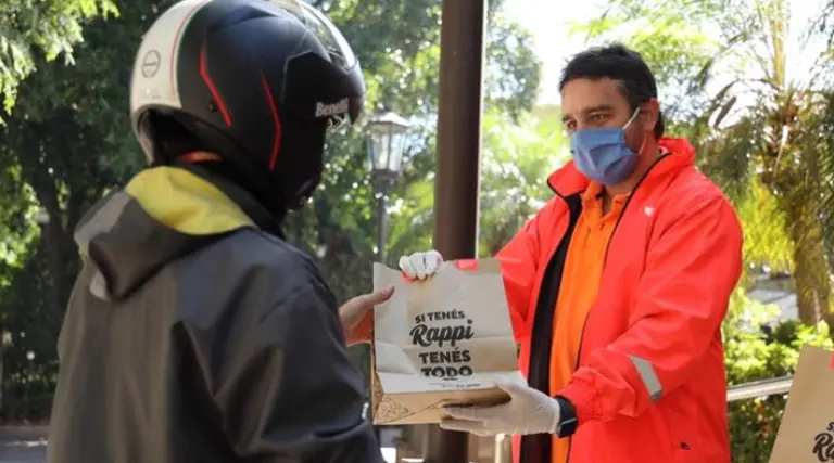 De repartidores de pizza a "héroes": la nueva imagen de las app de delivery y el pedido de una nueva ley laboral