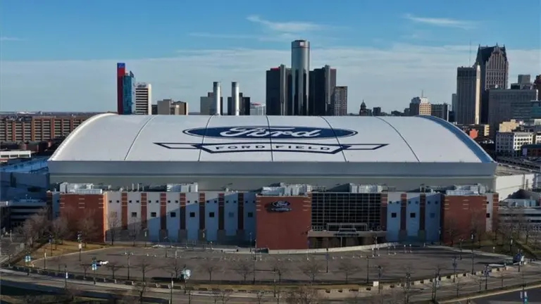 Distanciamiento social 4.0: Ford usa pulseras vibratorias para evitar que sus trabajadores estén muy cerca