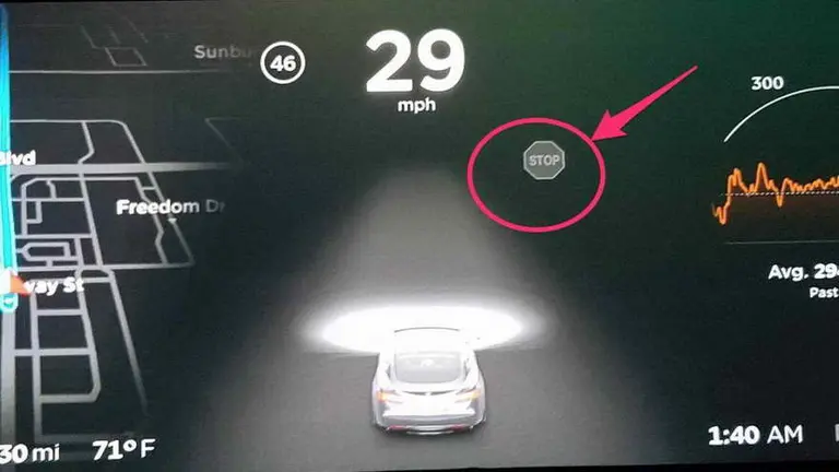 Conducción segura: vehículos Tesla se detienen automáticamente en semáforos y signos de ‘STOP’