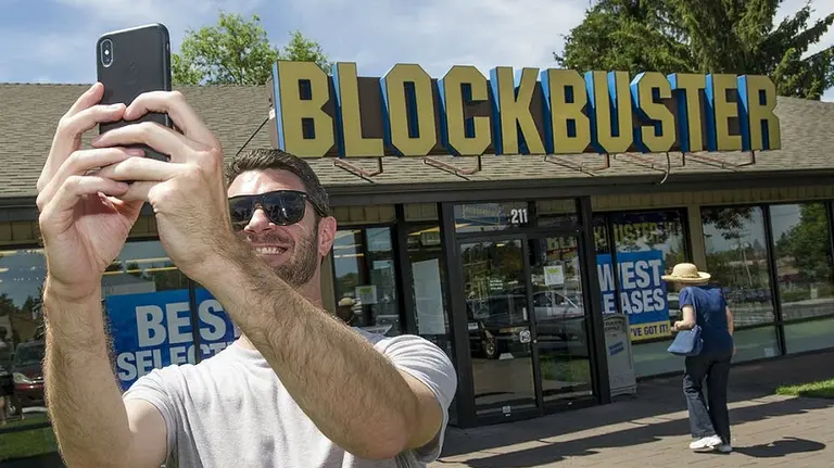 Así sobrevive el último Blockbuster en pie: pura nostalgia para hacerle frente a Netflix
