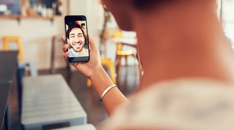 Acorralado por la cuarentena, AirBnB apuesta a las citas: conocé sus novedosas experiencias virtuales para solteros