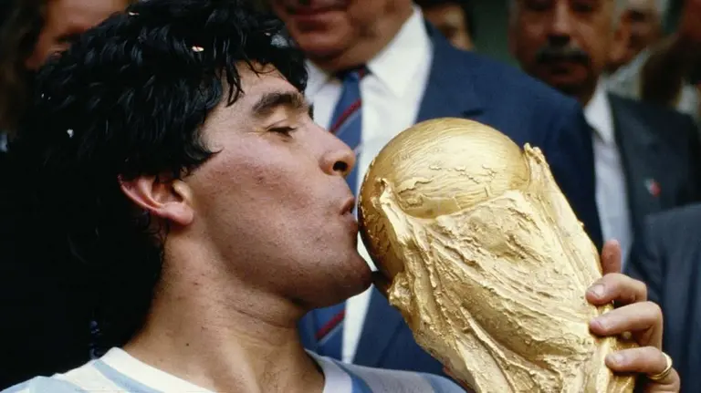 Diego Maradona, por siempre en la blockchain: mirá cómo es la figurita digital del "10"