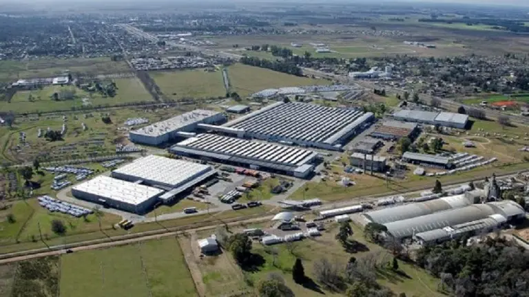 Mercedes-Benz reinicia su producción en Argentina: qué medidas tomó en su planta de Virrey del Pino