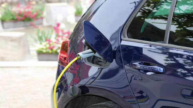 Así es el nuevo crédito sustentable para autos híbridos, eléctricos y energías limpias: cómo acceder