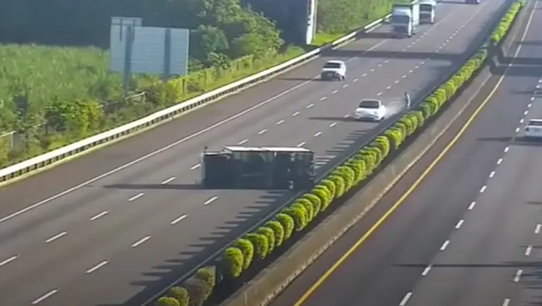 ¿Quién tiene la culpa?: el piloto automático de este Tesla chocó un camión en plena autopista