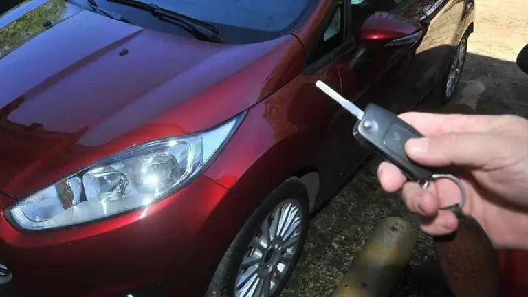 ¿Por qué este gigante automotriz cobrará a sus conductores por encender el auto a distancia?