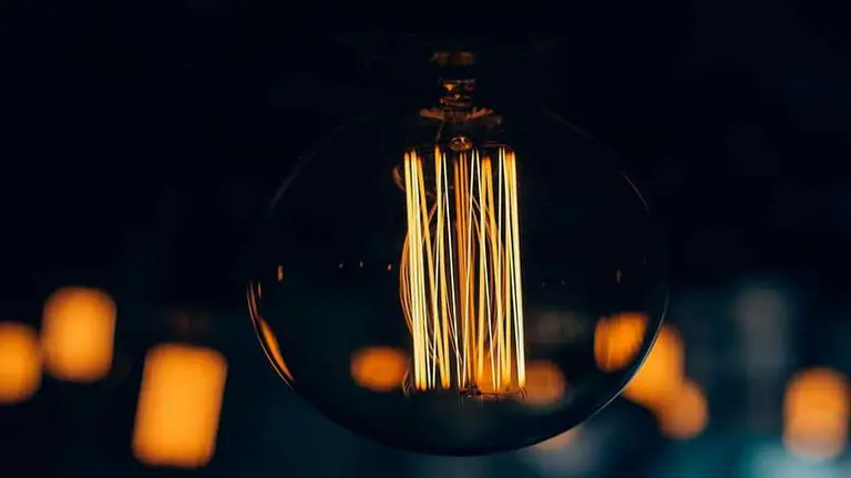 Insólito pero real: así es como te pueden espiar hackeando la luz de cualquiera de tus lamparitas