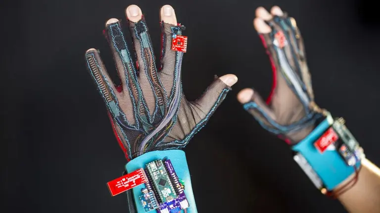 Tecnología para la inclusión: cómo funciona el guante "inteligente" que traduce la lengua de signos