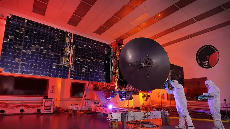 Quién es Sarah bint Yousif Al-Amiri, la experta detrás de la misión de Emiratos Árabes al espacio