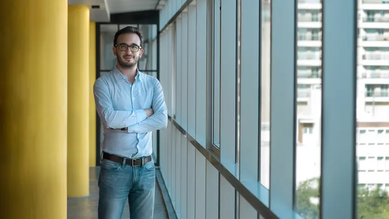 Vio que la gente perdía tiempo y plata y decidió automatizar todo con inteligencia artificial