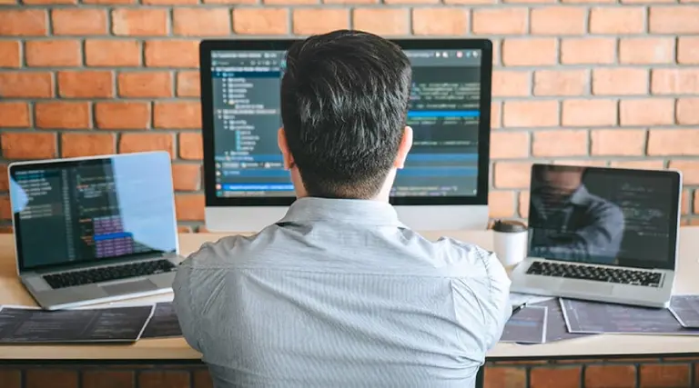 Microsoft lanza un curso gratis de programación en JavaScript: así podés acceder